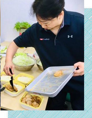 創業者がふるまう1つの鍋の味をあじわって欲しい。